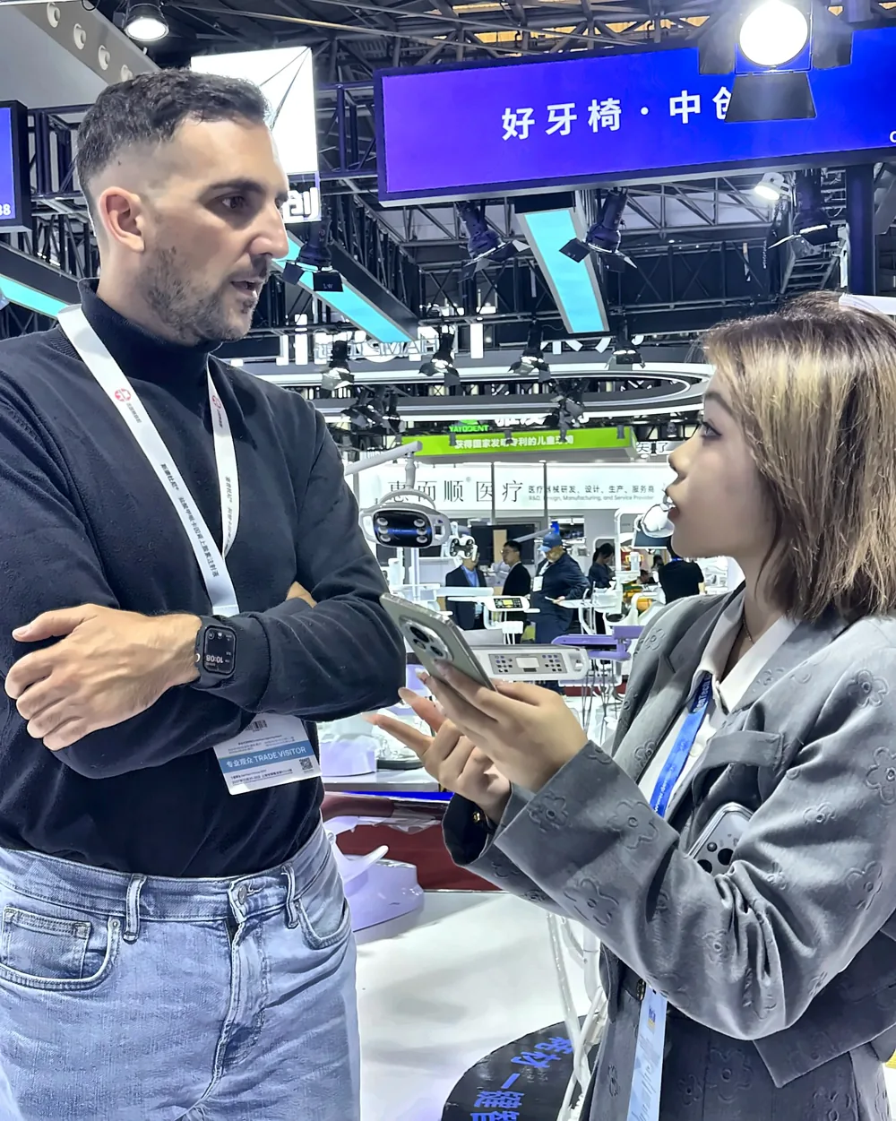 Nacho, de NAMAR Global, hablando con una proveedora en una feria en China