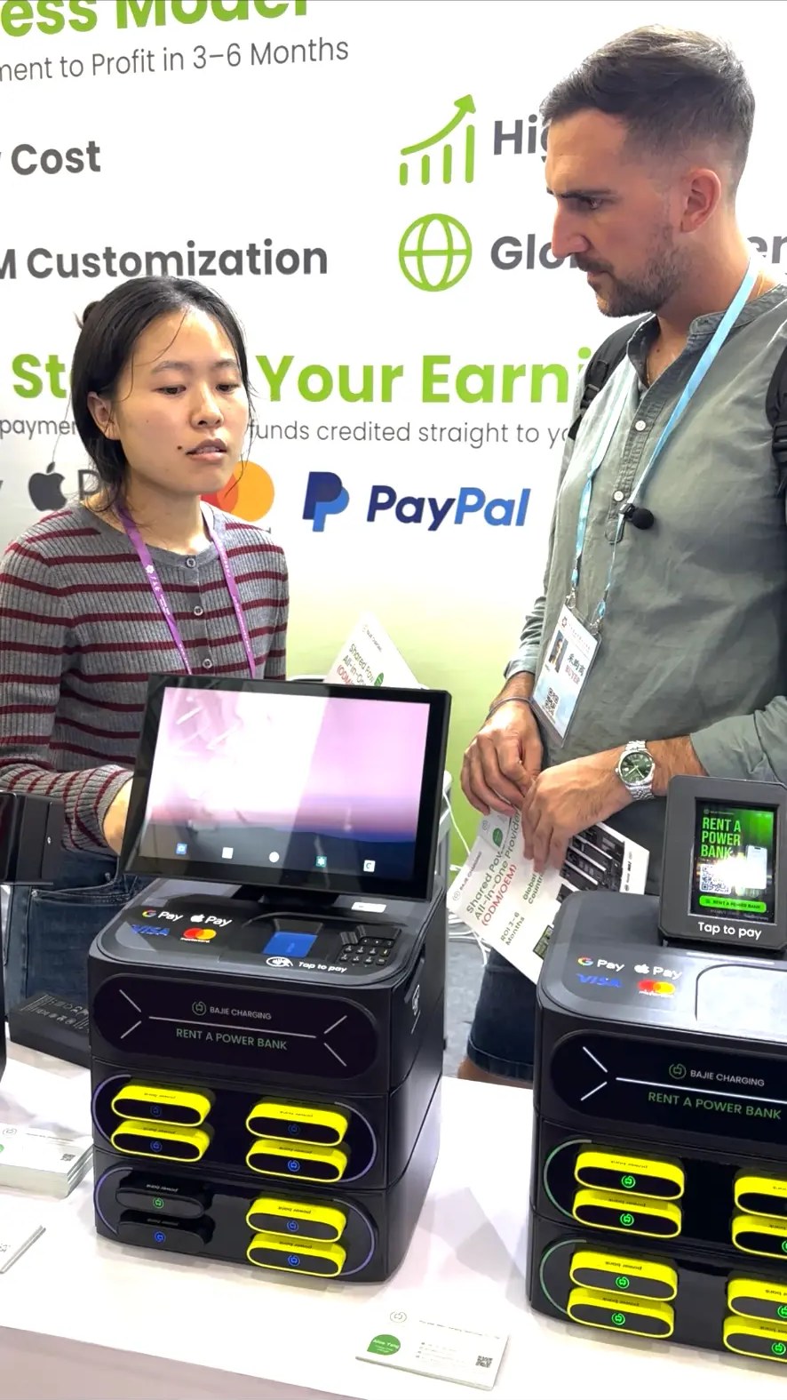 Nacho, de NAMAR Global, revisando productos con un proveedor en una feria en China