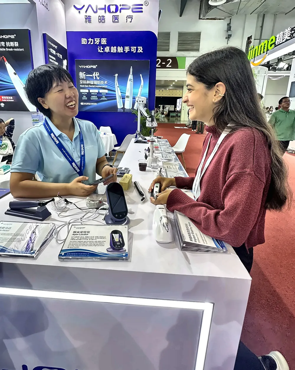 Ana María, de NAMAR Global, conversando con una proveedora en una feria en China