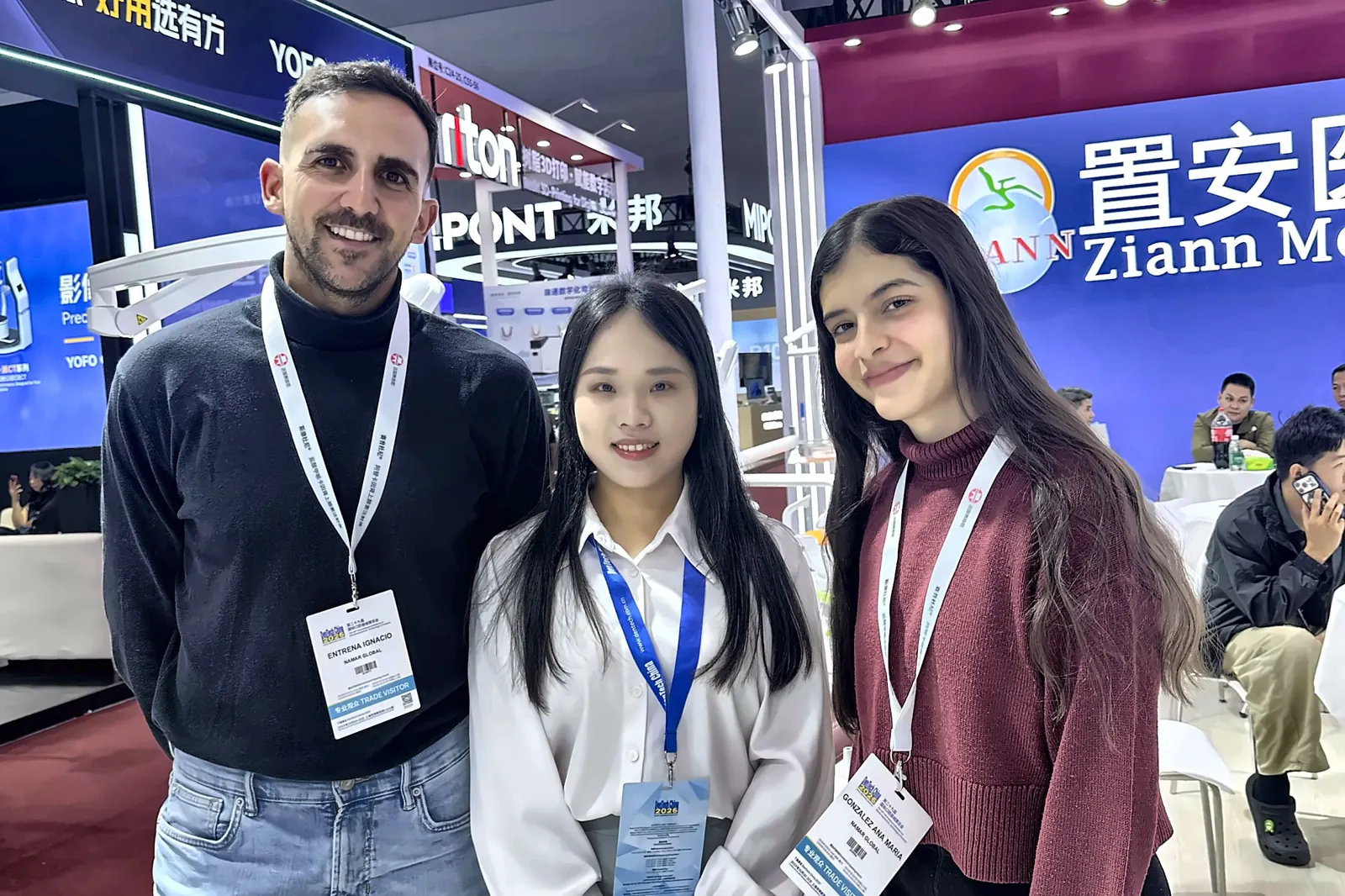 Nacho y Ana María, de NAMAR Global, con una proveedora en su stand en una feria en China